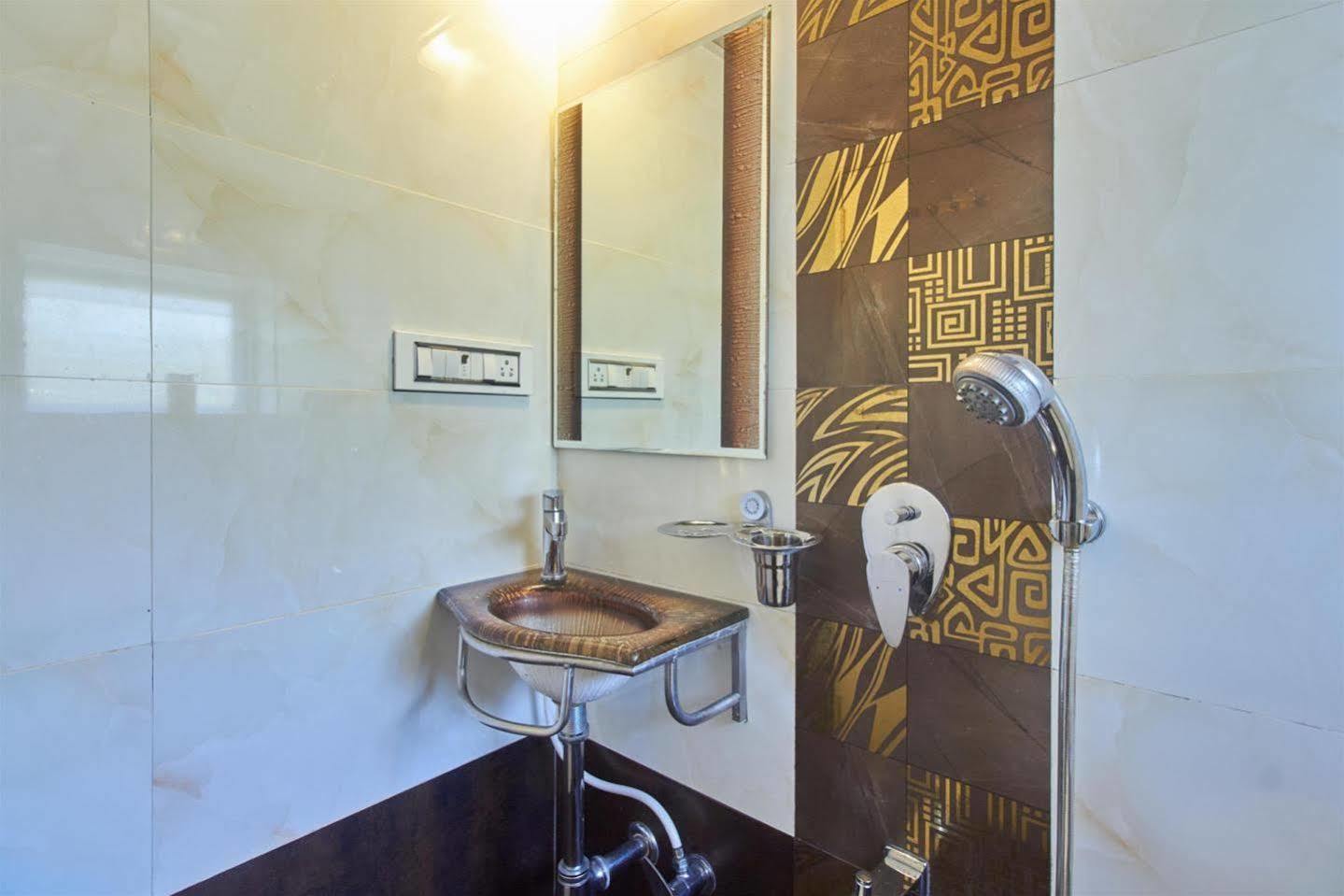 Oyo 28893 Hotel Gulf Bombaj Zewnętrze zdjęcie